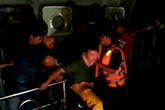 Quá trình đưa 21 nạn nhân vụ chìm tàu ở Cần Giờ lên bờ Quá trình đưa 21 nạn nhân vụ chìm tàu ở Cần Giờ lên bờ